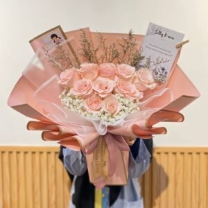 10 Classic Roses with Baby breath (Medium)